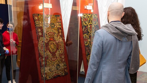 Посетители выставки "Авангард? Дагестанская традиция!" в Санкт-Петербурге. Март 2021 года. Фото предоставлено "Кавказскому узлу" пресс-службой Российского этнографического музея Посетители выставки "Авангард? Дагестанская традиция!" в Санкт-Петербурге. Март 2021 года. Фото предоставлено "Кавказскому узлу" пресс-службой Российского этнографического музея
