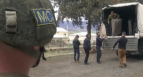 Миротворцы обеспечивают доставку гуманитарной помощи жителям карабахских сел. Фото пресс-службы МО России Миротворцы обеспечивают доставку гуманитарной помощи жителям карабахских сел. Фото пресс-службы МО России