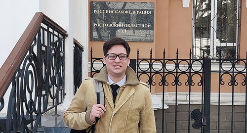 Семен Байбак у Ростовского областного суда, 29 марта 2021 года. Фото Константина Волгина для "Кавказского узла" Семен Байбак у Ростовского областного суда, 29 марта 2021 года. Фото Константина Волгина для "Кавказского узла"