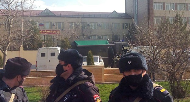 Cотрудники полиции возле здания суда. Махачкала, 2 апреля 2021 год. Фото Расула Магомедова для "Кавказского узла"
