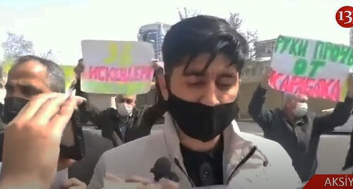 Участники акции протеста перед посольством России в Баку. Скриншот видео Kanal13 https://www.youtube.com/watch?v=ZV2SSG993JE Участники акции протеста перед посольством России в Баку. Скриншот видео Kanal13 https://www.youtube.com/watch?v=ZV2SSG993JE