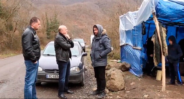 Участники акции жителей на дороге к месту строительства Намахванской ГЭС в ущелье Риони. Кадр видео 
JAMnews на русском https://www.youtube.com/watch?v=vUayOiRpoQo