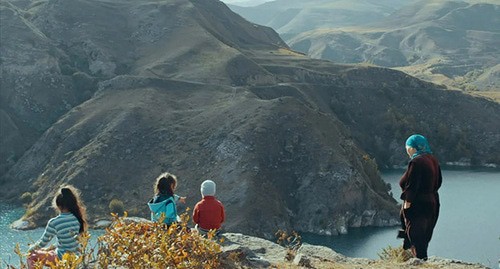 Кадр из фильма "Горянки" Марьям Махиевой. Скриншот https://www.kinopoisk.ru/film/1345605/ Кадр из фильма "Горянки" Марьям Махиевой. Скриншот https://www.kinopoisk.ru/film/1345605/