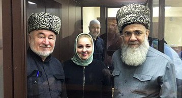 Малсаг Ужахов, Зарифа Саутиева и Ахмед Барахоев (слева направо)перед судебным заседанием. Март 2021 г. Фото Багаудина Мякиева