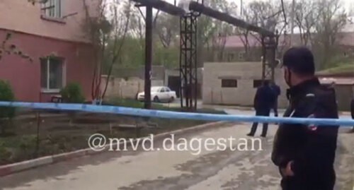 Оцепленная территория на месте стрельбы в Кизляре. Кадр видео МВД Дагестана https://www.instagram.com/p/CN-QvVnq8OM/ Оцепленная территория на месте стрельбы в Кизляре. Кадр видео МВД Дагестана https://www.instagram.com/p/CN-QvVnq8OM/