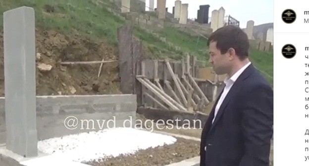Представитель полиции, на месте, где было найдено тело новорожденного ребенка. Скриншот сообщения МВД Дагестана https://www.instagram.com/p/COI_w0yqORe/