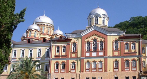 Новоафонский православный монастырь в Абхазии. Фото Alaexis https://ru.wikipedia.org/wiki/Абхазская_православная_церковь Новоафонский православный монастырь в Абхазии. Фото Alaexis https://ru.wikipedia.org/wiki/Абхазская_православная_церковь