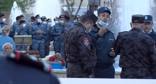 Силовики на месте акции против визита Лаврова в Ереван. Кадр видео "Национально-демократического полюса" www.youtube.com/watch?v=ewqNoZ4mMV0 Силовики на месте акции против визита Лаврова в Ереван. Кадр видео "Национально-демократического полюса" www.youtube.com/watch?v=ewqNoZ4mMV0