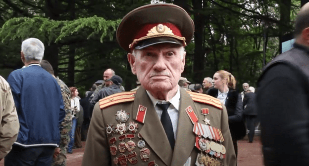 Грузинский ветеран, 9 мая 2015 года. Стоп-кадр видео https://youtu.be/QmiIHj_kw8M
