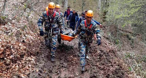 Карабахские спасатели переносят останки военнослужащего. Фото: Facebook / ԱՀ Արտակարգ իրավիճակների պետական ծառայություն Карабахские спасатели переносят останки военнослужащего. Фото: Facebook / ԱՀ Արտակարգ իրավիճակների պետական ծառայություն