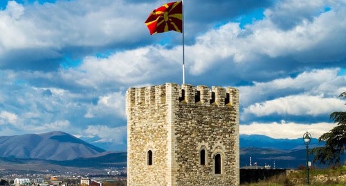 Флаг Северной Македонии. Фото https://commons.wikimedia.org/wiki/Category:North_Macedonia Флаг Северной Македонии. Фото https://commons.wikimedia.org/wiki/Category:North_Macedonia