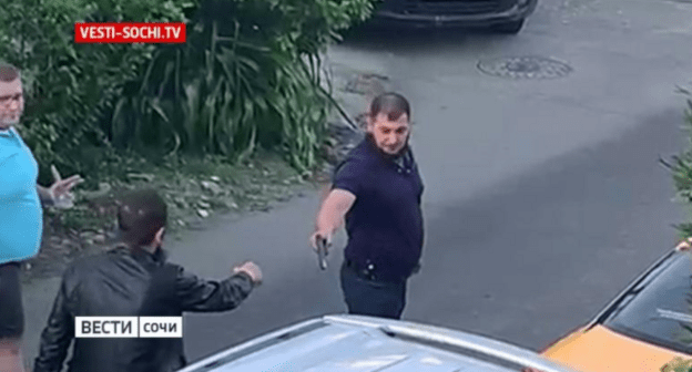 Конфликт на парковке в Адлере. Стоп-кадр видео "Вести-Сочи", https://vesti-sochi.tv