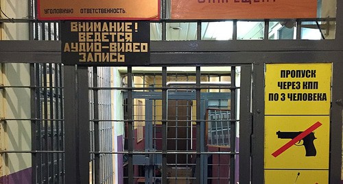 КПП (контрольно-пропускной пункт) в исправительной колонии. Фото Avtoloer https://ru.wikipedia.org/wiki/Исправительная_колония КПП (контрольно-пропускной пункт) в исправительной колонии. Фото Avtoloer https://ru.wikipedia.org/wiki/Исправительная_колония