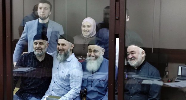 Обвиняемые по делу о протестах в Магасе: Исмаил Нальгиев, Зарифа Саутиева (стоят), Барах Чемурзиев, Муса Масальгов, Ахмед Барахоев и Малсаг Ужахов. Фото "Кавказского узла"