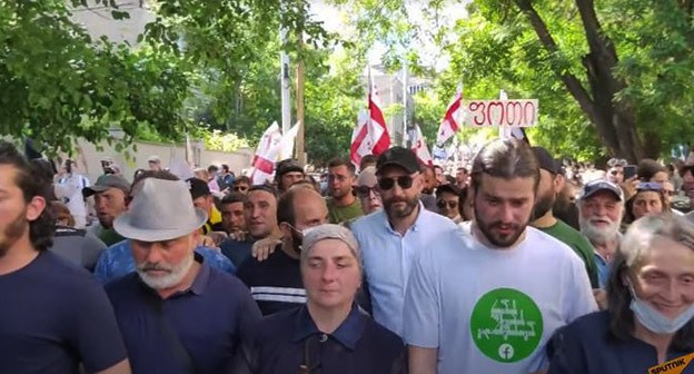 Участники акции противников строительства Намахванской ГЭС в Тбилиси. 24 мая 2021 г. Кадр видео  "Sputnik Georgia - все о Грузии"
 https://www.youtube.com/watch?v=3MPPe6Fn2V0&t=1s
