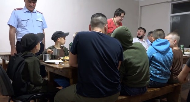 Дети в  учебном центре МВД в Абхазии. Кадр видео 
Пресс-служба МВДРА https://www.youtube.com/watch?v=0SY2W8zfzeU