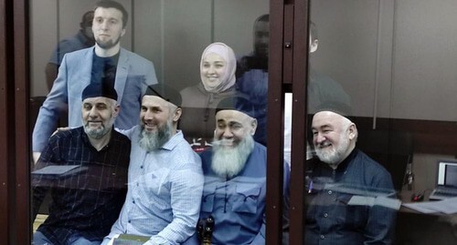  Обвиняемые по делу о протестах в Магасе: Исмаил Нальгиев, Зарифа Саутиева (стоят), Барах Чемурзиев, Муса Масальгов, Ахмед Барахоев и Малсаг Ужахов. Фото "Кавказского узла"