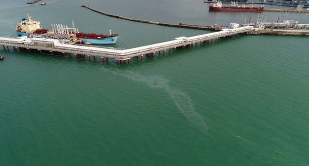 Загрязнение нефтепродуктами моря 
 возле Туапсе. Фото пресс-службы ГУ МЧС РФ по Краснодарскому краю