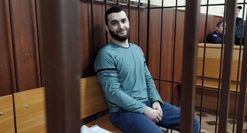 Абдулмумин Гаджиев в зале суда. Фото с сайта правозащитного центра «Мемориал»*, memohrc.org Абдулмумин Гаджиев в зале суда. Фото с сайта правозащитного центра «Мемориал»*, memohrc.org