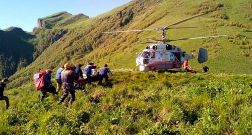 Мужчину эвакуируют при помощи вертолёта Ка-32.
Фото: ГУ МЧС России по Республике Адыгея Мужчину эвакуируют при помощи вертолёта Ка-32.
Фото: ГУ МЧС России по Республике Адыгея