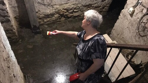 Жительница дома в Красном Сулине демонстрирует затопленный подвал. Фото Вячеслава Прудникова для "Кавказского узла" Жительница дома в Красном Сулине демонстрирует затопленный подвал. Фото Вячеслава Прудникова для "Кавказского узла"