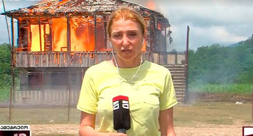 Журналистка "Мтавари архи" на фоне догорающего дома в Самегрело. Стоп-кадр видеоhttps://www.facebook.com/watch/live/?v=327876252255091&ref=watch_permalink Журналистка "Мтавари архи" на фоне догорающего дома в Самегрело. Стоп-кадр видеоhttps://www.facebook.com/watch/live/?v=327876252255091&ref=watch_permalink