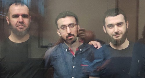 Абубакар Ризванов, Кемал Тамбиев и Абдулмумин Гаджиев (слева направо) в зале суда, 1 июля 2021 года. Фото Константина Волгина для "Кавказского узла"
Абубакар Ризванов, Кемал Тамбиев и Абдулмумин Гаджиев (слева направо) в зале суда, 1 июля 2021 года. Фото Константина Волгина для "Кавказского узла"