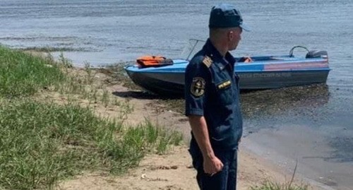 Поиски утонувшей девочки в реке Бахтемир в Астрахани фото: ГУ МЧС России по Астраханской области
Поиски утонувшей девочки в реке Бахтемир в Астрахани фото: ГУ МЧС России по Астраханской области