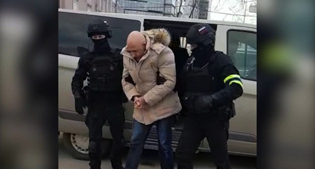 Сотрудники силовых структур ведут Александра Пономаренко. Апрель 2021 г. Фото: Официальный сайт Следком России sledcom.ru