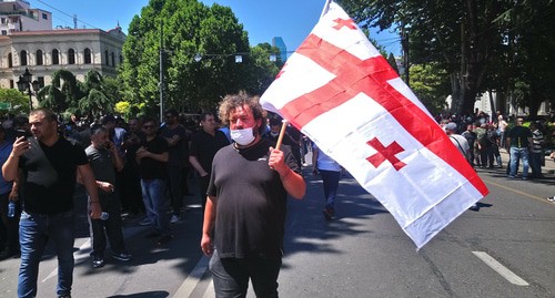 Протестующие на улице в Тбилиси 4 июля 2021 года. Фото Беслана Кмузова для "Кавказского узла" Протестующие на улице в Тбилиси 4 июля 2021 года. Фото Беслана Кмузова для "Кавказского узла"