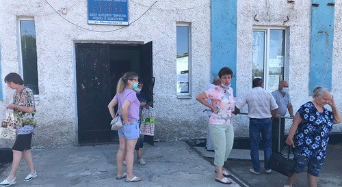 Жители поселка Углерод у клуба "Горняк". Фото Вячеслава Прудникова для "Кавказского узла". Жители поселка Углерод у клуба "Горняк". Фото Вячеслава Прудникова для "Кавказского узла".