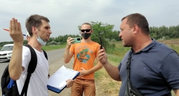 Спор сторонника и противника строительства дороги в Волго-Ахтубинской пойме. 17 июля 2021 года. Фото Татьяны Филимоновой для "Кавказского узла".
