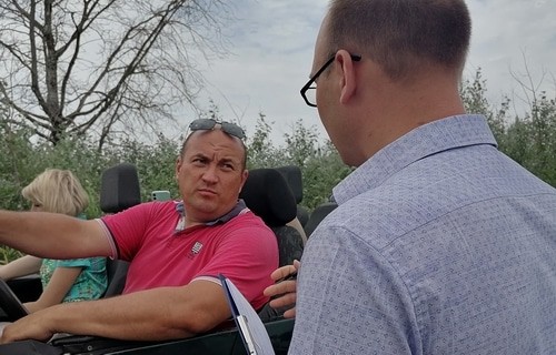 Иван Иванов выясняет мнение автомобилиста о том, нужно ли строить дорогу через Волго-Ахтубинскую пойму. 17 июля 2021 года. Фото Татьяны Филимоновой для "Кавказского узла".