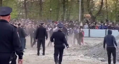 Митинг во Владикавказе в апреле 2020 года. Кадр видео "Кавказского узла" https://www.youtube.com/watch?v=aIxG_fs1r0M&t=11s Митинг во Владикавказе в апреле 2020 года. Кадр видео "Кавказского узла" https://www.youtube.com/watch?v=aIxG_fs1r0M&t=11s