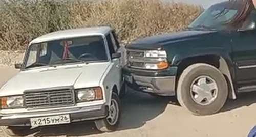 Владелец полигона протаранил их машину на джипе. Кадр видео  
Акценты https://www.youtube.com/watch?v=m_0PaDkGbSU