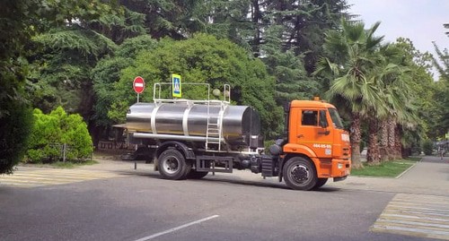 МУП Водоканал вместо ремонта подогнал к дому на вторые сутки водовозку. Многие пожилые не смогли таскать воду в квартиры на верхние этажи при жаре в 30 градусов. Фото Светланы Кравченко для "Кавказского узла" МУП Водоканал вместо ремонта подогнал к дому на вторые сутки водовозку. Многие пожилые не смогли таскать воду в квартиры на верхние этажи при жаре в 30 градусов. Фото Светланы Кравченко для "Кавказского узла"