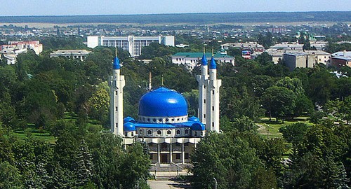 Соборная мечеть в Майкопе. Фото: Kesoff https://ru.wikipedia.org/ Соборная мечеть в Майкопе. Фото: Kesoff https://ru.wikipedia.org/