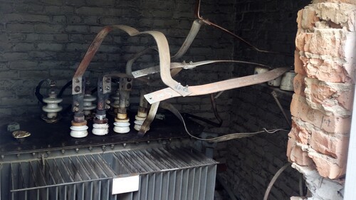 Сгоревшая трансформаторная будка, расположенная во дворе дома №64 по проспекту Расула Гамзатова в Махачкале. 24 июля 2021 года. Фото Расула Магомедова для "Кавказского узла" Сгоревшая трансформаторная будка, расположенная во дворе дома №64 по проспекту Расула Гамзатова в Махачкале. 24 июля 2021 года. Фото Расула Магомедова для "Кавказского узла"