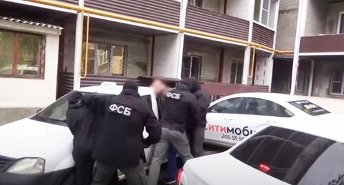 Задержание подозреваемого в подготовке теракта. Скриншот видео https://youtu.be/-_LDs5-jIlQ Задержание подозреваемого в подготовке теракта. Скриншот видео https://youtu.be/-_LDs5-jIlQ