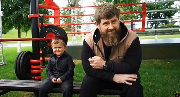 Рамзан Кадыров и блогер Хасбик (слева). Скриншот видео 
lezgin axi https://www.youtube.com/watch?v=lil6erfETD8