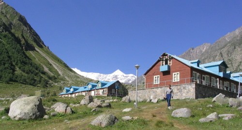 Альплагерь "Безенги", фото: Гетман, https://commons.wikimedia.org/w/index.php?curid=7061898 Альплагерь "Безенги", фото: Гетман, https://commons.wikimedia.org/w/index.php?curid=7061898