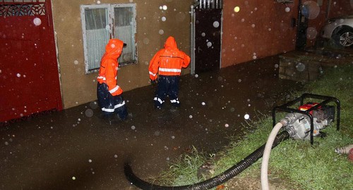 Спасатели оказывают адресную помощь жителям во время наводнения. 13.08.2021. Фото 
 пресс-службы администрации Краснодарского края https://admkrai.krasnodar.ru/content/1131/show/594866/