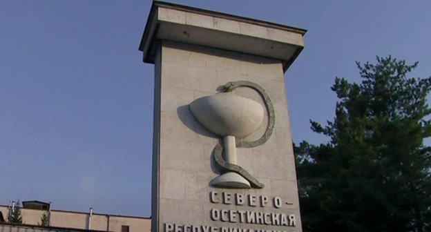 Стелла при въезде в  Республиканскую клиническую больницу скорой медицинской помощи во Владикавказе. Кадр видео 
iRYSTON TV https://www.youtube.com/watch?v=OHTSBp8MnlU
