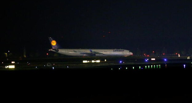 Самолет Lufthansa, на борту которого находились люди, эвакуированные из Кабула, приземляется во Франкфурте, Германия, 18 августа 2021 года. Фото:  REUTERS/Тило Шмуэльген
