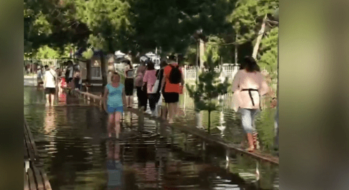 Подтопления в лагере "Зори Анапы". Стоп-кадр из видео, опубликованного 22.08.21 порталом V1, https://v1.ru/text/incidents/2021/08/22/70092452/ Подтопления в лагере "Зори Анапы". Стоп-кадр из видео, опубликованного 22.08.21 порталом V1, https://v1.ru/text/incidents/2021/08/22/70092452/