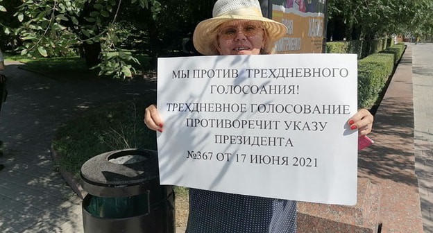 Участница пикета в Волгограде. Фото: Татьяны Филимоновой для "Кавказского узла".