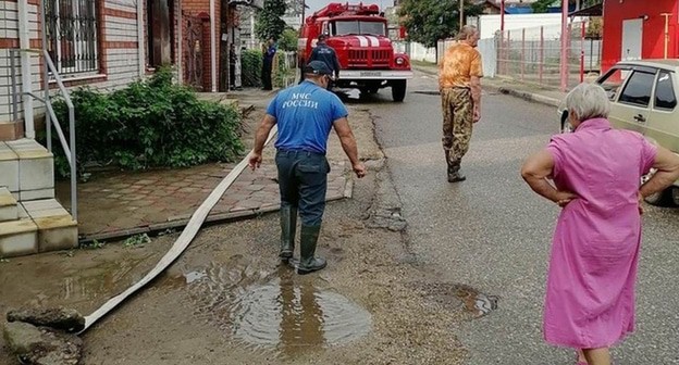 Откачка воды из подтопленных сильным ливнем жилых домов в Апшеронском районе Кубани. Фото ГУ МЧС по Краснодарскому краю


