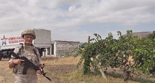 Миротворец охраняет сборщиков винограда. Фото: официальный сайт Минобороны России https://mil.ru Миротворец охраняет сборщиков винограда. Фото: официальный сайт Минобороны России https://mil.ru