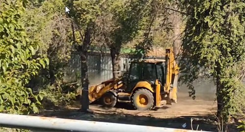 Строительная техника в парке Еревана. Скриншот видео "Кавказского узла" Строительная техника в парке Еревана. Скриншот видео "Кавказского узла"