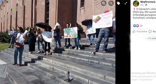 Акция протеста против строительства многоэтажного дома в ереванском микрорайоне "Физгородок". Скриншот видео Акция протеста против строительства многоэтажного дома в ереванском микрорайоне "Физгородок". Скриншот видео